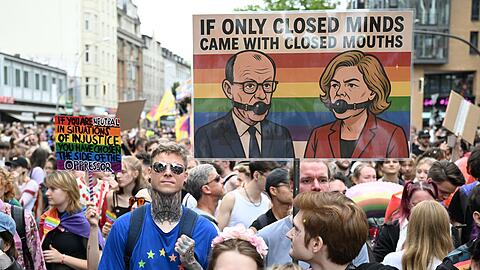 Beim Christopher Street Day in Berlin trugen einige Teilnehmer satirische Plakate. (Archivbild)