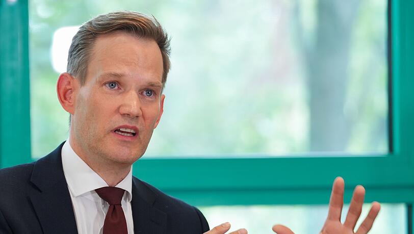 Streeck machte für die vielen jungen Opfer auch Mischkonsum von Medikamenten, Alkohol und anderen Substanzen verantwortlich. Streeck machte für die vielen jungen Opfer auch Mischkonsum von Medikamenten, Alkohol und anderen Substanzen verantwortlich.