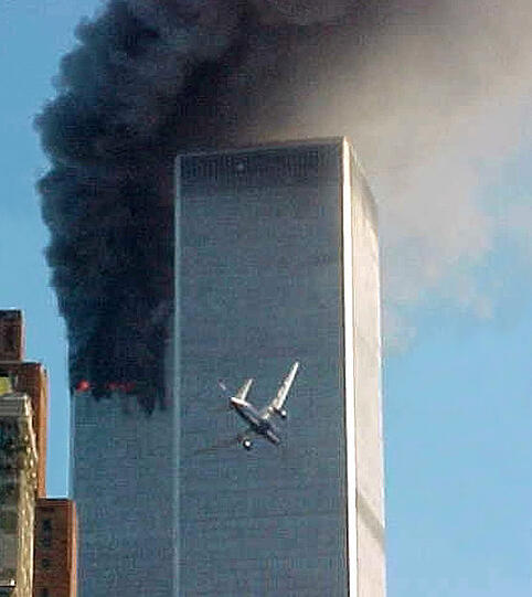 11. September 2001: Die Terror-Anschläge vom 11. September haben die Welt verändert. An
diesem Tag greifen 19 islamistische Terroristen Symbole amerikanischer Macht an und töten in New York und Washington rund 3000 Menschen. Die Bilder der einstürzenden Türme des World Trade Centers in New York gingen um die Welt und lösten Entsetzen aus.