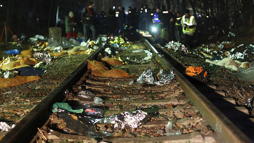 Atomkraftgegner haben sich an die Bahngleise der Castor-Transportstrecke angekettet. Die Bilder vom Polizeieinsatz.