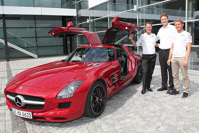 Die Formel 1-Stars auf neuen Wegen: Michael Schumacher und Nico Rosberg stellten ihre Fähigkeiten als Motoren-Monteure unter Beweis - im Mercedes AMG-Werk! Die Bilder.