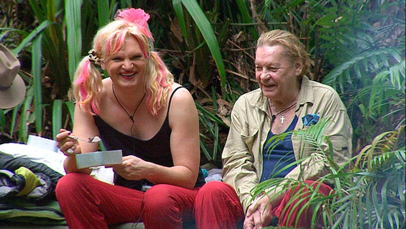 Iris Klein regt sich über das &bdquo;Schnatterhuhn&ldquo; Fiona Erdmann auf. Claudelle Deckert umsorgt Helmut Berger und fragt, ob er schon getrunken hat. Helmut Berger scherzt: &bdquo;Ja, ich habe schon was getrunken, ich brauche ja was zu trinken, so früh.&ldquo;