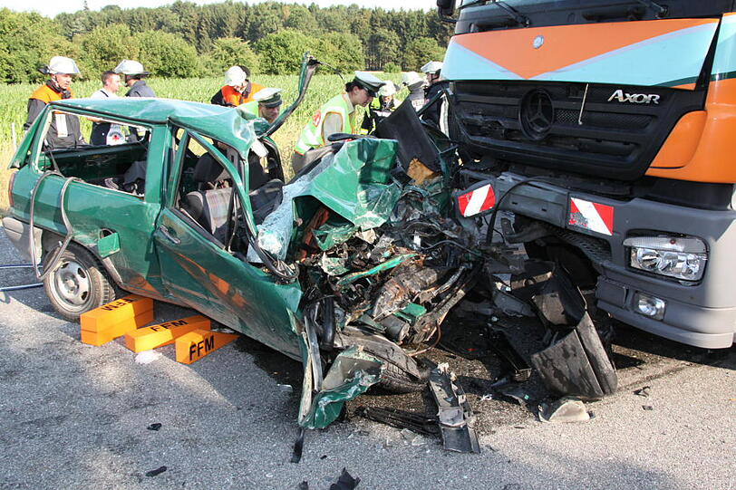 Der Frontalzusammenstoß zwischen einem Müllwagen und einem Polo endete tödlich.