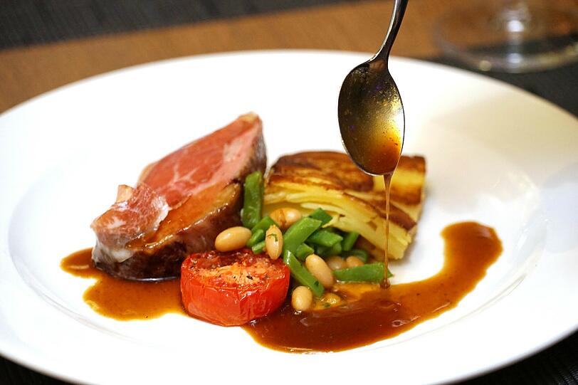4. Gang: Iberisches Eichelschwein & Pata Negra Schinken, Cassoulet von weißen & grünen Bohnen, Kartoffeltarte