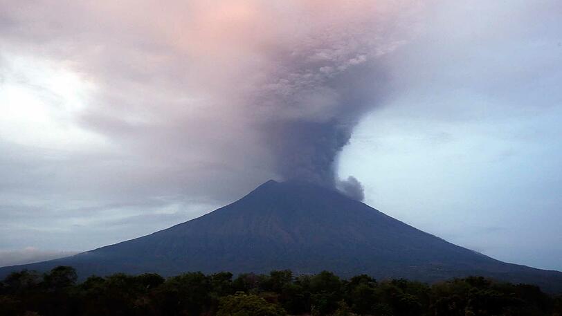 Eine riesige Rauchsäule steigt am Montagmorgen über dem Vulkan Mount Agung auf und zeugt von zunehmender Aktivität des Vulkans.
