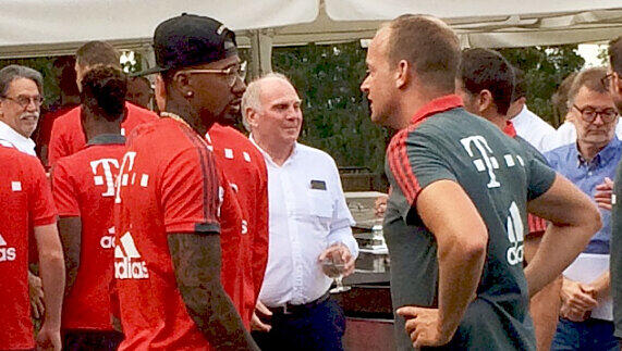 Entspannt am Tegernsee: Klubpräsident Uli Hoeneß lud den Tross des FC Bayern zum Grillabend ein. Entspannt am Tegernsee: Klubpräsident Uli Hoeneß lud den Tross des FC Bayern zum Grillabend ein.