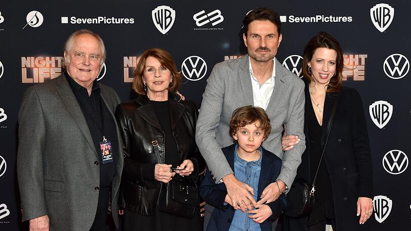 Michael Verhoeven mit Frau Senta Berger sowie Sohn Simon Verhoeven mit dessen Frau Nina und Sohn David