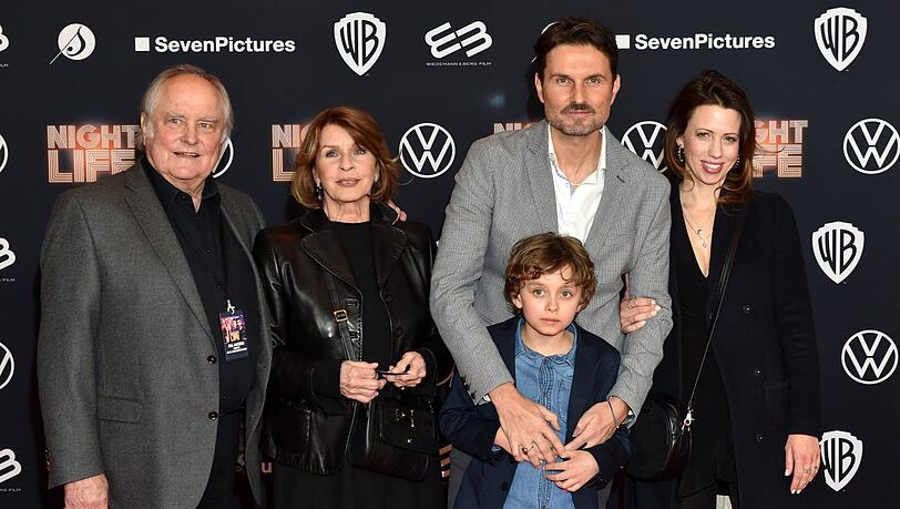 Michael Verhoeven mit Frau Senta Berger sowie Sohn Simon Verhoeven mit dessen Frau Nina und Sohn David Michael Verhoeven mit Frau Senta Berger sowie Sohn Simon Verhoeven mit dessen Frau Nina und Sohn David