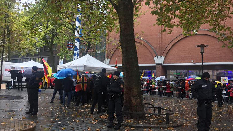 Schlechtes Wetter und kaum Demonstranten: Die Pegida am Samstag am Rotkreuzplatz