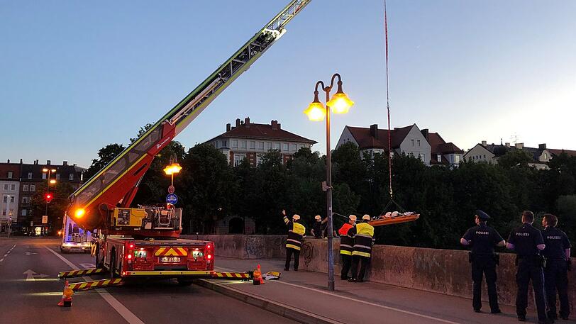 Mit einer Schleifkorbtrage wird der Jugendliche von der Feuerwehr geborgen.