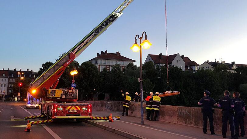 Mit einer Schleifkorbtrage wird der Jugendliche von der Feuerwehr geborgen. Mit einer Schleifkorbtrage wird der Jugendliche von der Feuerwehr geborgen.
