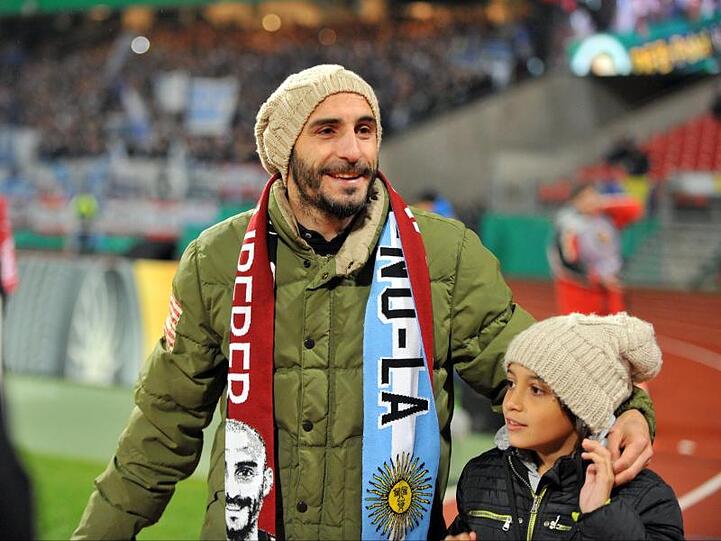 Der ehemalige Spieler des 1. FC Nürnberg, Javier Pinola, dreht vor dem Spiel mit seinem Sohn Luciano eine Ehrenrunde. Foto: picture alliance / dpa
