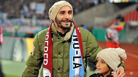 Der ehemalige Spieler des 1. FC Nürnberg, Javier Pinola, dreht vor dem Spiel mit seinem Sohn Luciano eine Ehrenrunde. Foto: picture alliance / dpa