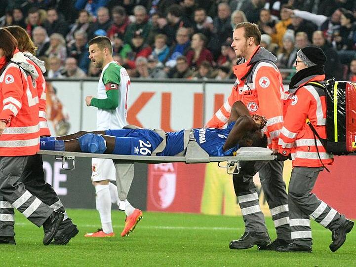 Schalkes Salif Sané wird im Spiel in Augsburg verletzt vom Platz getragen. Foto: Stefan Puchner/dpa