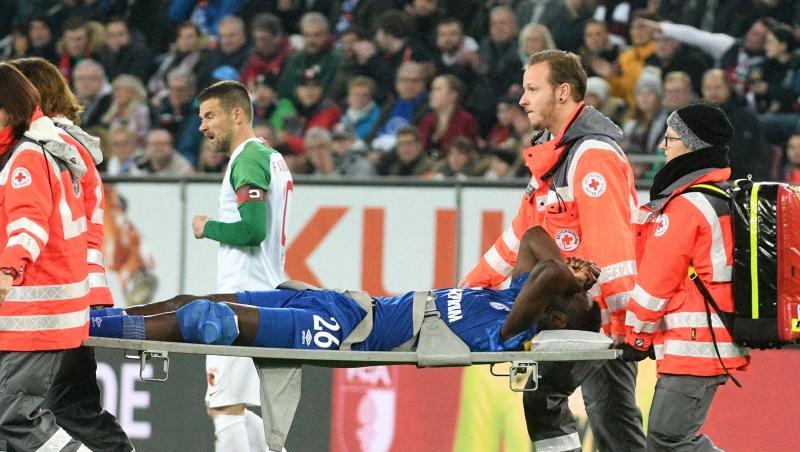 Schalkes Salif Sané wird im Spiel in Augsburg verletzt vom Platz getragen. Foto: Stefan Puchner/dpa Schalkes Salif Sané wird im Spiel in Augsburg verletzt vom Platz getragen. Foto: Stefan Puchner/dpa