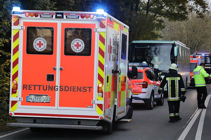 Wegen eines medizinischen Notfalls musste der Fahrer seinen mit rund 30 Kindern besetzten Schulbus anhalten - im Gegenverkehr kam es daher zu einem Auffahrunfall.