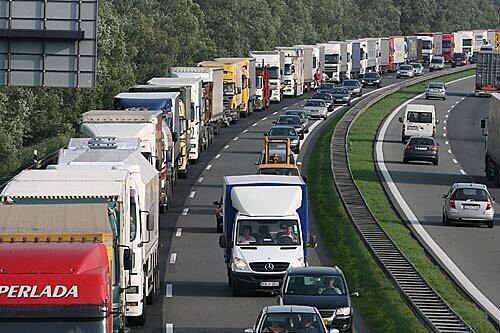 Elefantenrennenn auf der Autobahn: Hilft ein generelles LKW-Überholverbot?