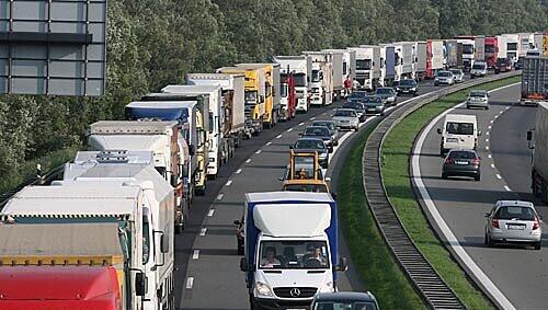 Elefantenrennenn auf der Autobahn: Hilft ein generelles LKW-Überholverbot? Elefantenrennenn auf der Autobahn: Hilft ein generelles LKW-Überholverbot?