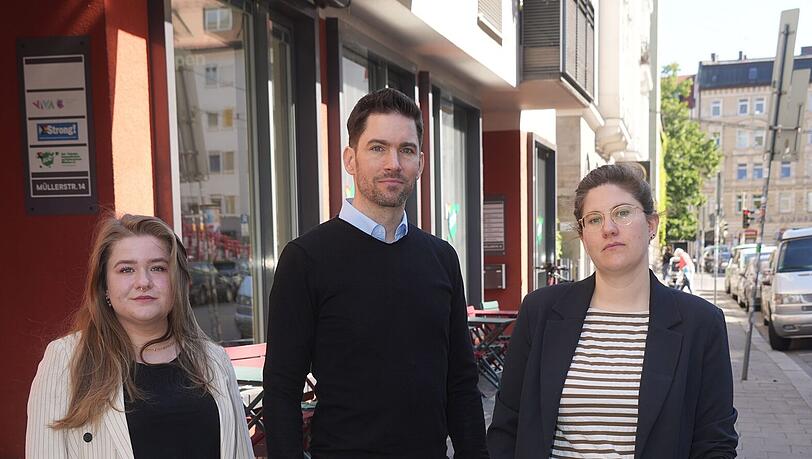 Leonie L. und Annina E. von der Initiative „Strong!“ (v. l.) mit Kai Kundrath, Geschäftsführer des Sub, einem queeren Zentrum in München.