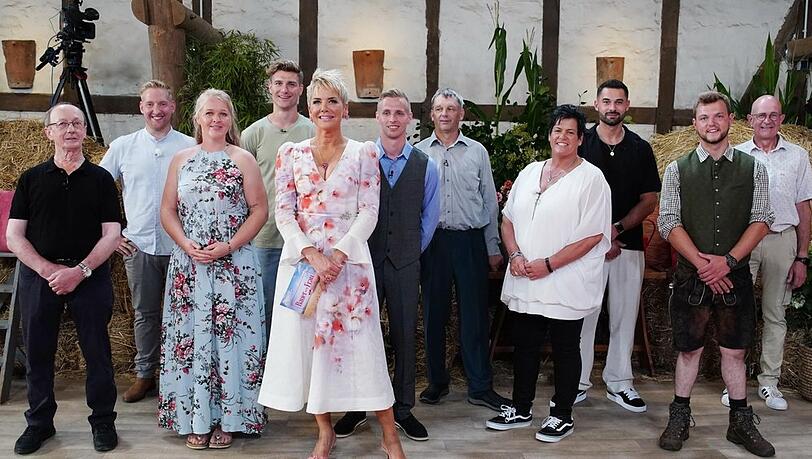 Inka Bause mit dem Großteil der diesjährigen Kandidaten bei "Bauer sucht Frau".