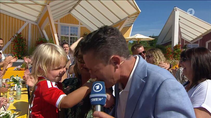 Niedlicher Moment: Stefan Mross gab dem Kind auf Eva Lugingers Arm einen Kuss auf die Hand.