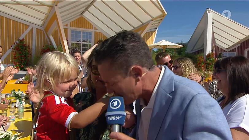 Niedlicher Moment: Stefan Mross gab dem Kind auf Eva Lugingers Arm einen Kuss auf die Hand. Niedlicher Moment: Stefan Mross gab dem Kind auf Eva Lugingers Arm einen Kuss auf die Hand.
