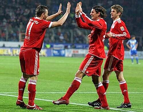 Abklatschen für den Titel: Ivica Olic (l.) und Mario Gomez feiern ihre insgesamt drei Treffer in Bochum. Thomas Müller (r.) gratuliert.