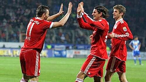 Abklatschen für den Titel: Ivica Olic (l.) und Mario Gomez feiern ihre insgesamt drei Treffer in Bochum. Thomas Müller (r.) gratuliert. Abklatschen für den Titel: Ivica Olic (l.) und Mario Gomez feiern ihre insgesamt drei Treffer in Bochum. Thomas Müller (r.) gratuliert.