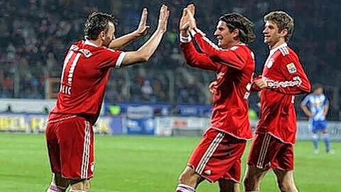 Abklatschen für den Titel: Ivica Olic (l.) und Mario Gomez feiern ihre insgesamt drei Treffer in Bochum. Thomas Müller (r.) gratuliert.