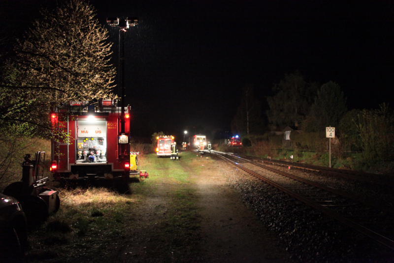 In Landkreis Altötting ist in der Nacht zum Donnerstag ein Unbekannter mit seinem Rad auf einem Bahnübergang vom Zug erfasst worden - die Person starb. Bilder vom Geschehen.
