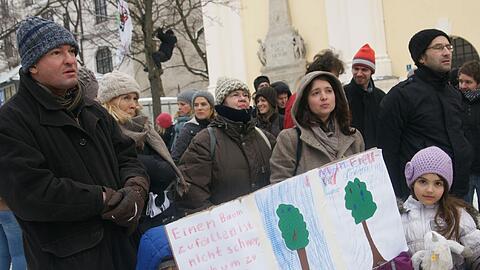 Der Bau der Tiefgarage war schon beschlossen, jetzt regt sich Protest. Im Hintergrund klettert ein Demonstrant auf einen Baum.