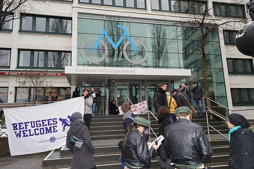 Aktivisten haben sich an die Eingangstür des KVR gekettet und fordern die Freilassung aller Abschiebehäftlinge.