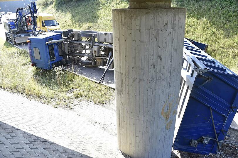 Der Kieslaster blieb an der Brücke hängen. Der Fahrer hatte vergessen, die Laderampe wieder einzufahren.