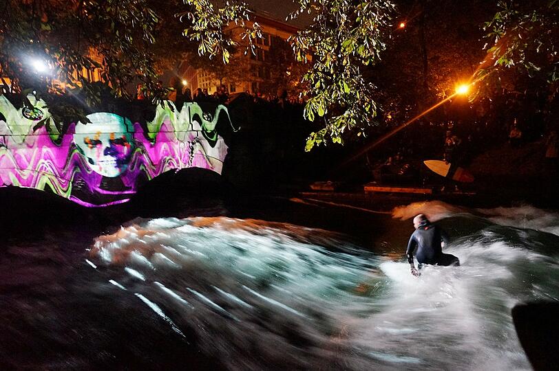 An der Eisbachwelle war eine Kunstinstallation mit Licht-Effekten zu bewundern.