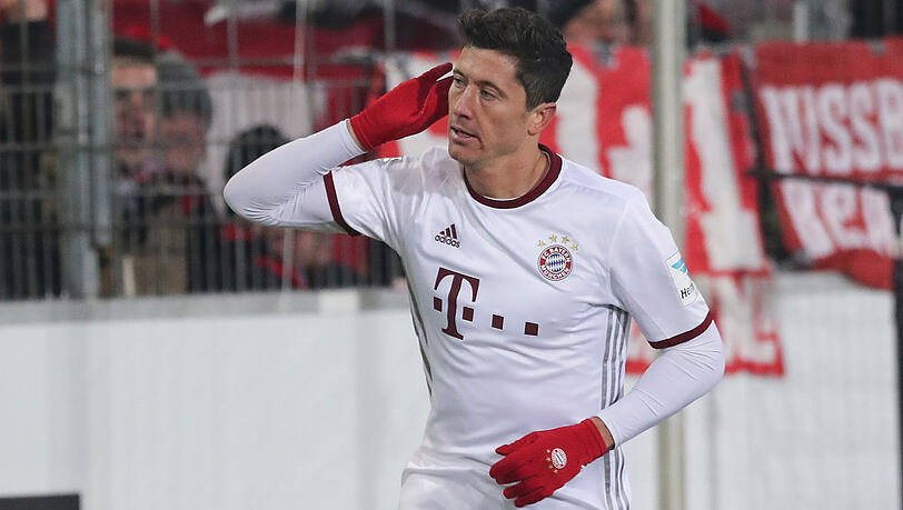 Zwei Tore in Freiburg, drei Punkte für den FC Bayern, 14 Treffer bis dato in dieser Saison: Robert Lewandowski. Zwei Tore in Freiburg, drei Punkte für den FC Bayern, 14 Treffer bis dato in dieser Saison: Robert Lewandowski.