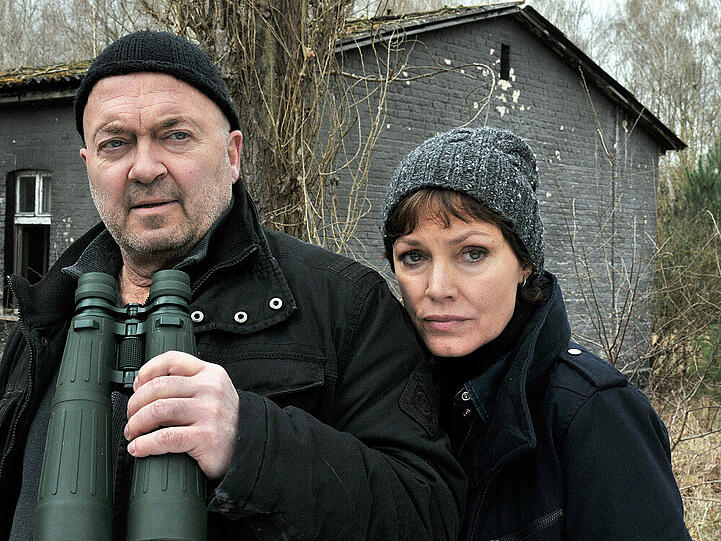 Otto (Florian Martens) und Verena (Maja Maranow) beobachten Rataev und Co