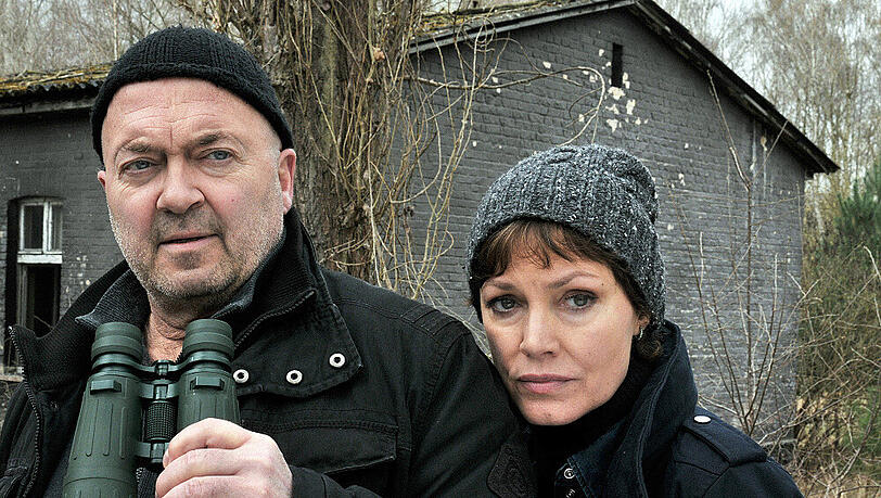 Otto (Florian Martens) und Verena (Maja Maranow) beobachten Rataev und Co Otto (Florian Martens) und Verena (Maja Maranow) beobachten Rataev und Co