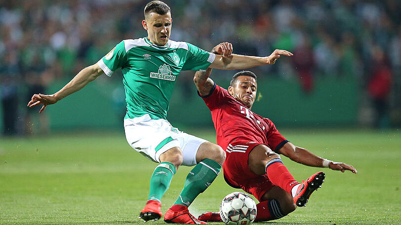 THIAGO, NOTE 4: Die ordnende Hand diesmal defensiver als sonst, weniger Vorstöße. Verzog aus der zweiten Reihe &ndash; drüber (22.). Verhedderte sich jedoch oft im Dickicht des engmaschigen Mittelfelds. Viele Ballverluste. Raus nach 77 Minuten.