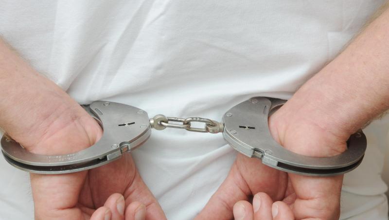 Zwei männliche Hände sind in Polizeihandschellen gefesselt. Foto: Uli Deck/dpa/Archivbild Zwei männliche Hände sind in Polizeihandschellen gefesselt. Foto: Uli Deck/dpa/Archivbild