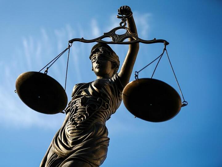 Eine Statue der Justitia hält eine Waage in ihrer Hand. Foto: David-Wolfgang Ebener/dpa/Archivbild