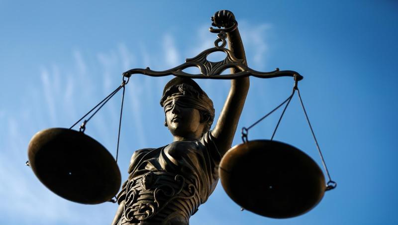 Eine Statue der Justitia hält eine Waage in ihrer Hand. Foto: David-Wolfgang Ebener/dpa/Archivbild Eine Statue der Justitia hält eine Waage in ihrer Hand. Foto: David-Wolfgang Ebener/dpa/Archivbild