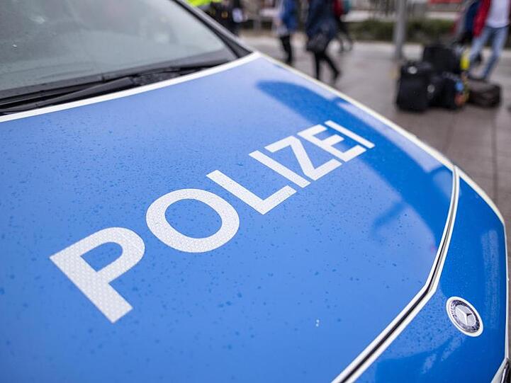 Ein Fahrzeug der Bundespolizei steht am Hauptbahnhof in der Nähe der Gleise. Foto: Patrick Seeger/dpa/Archivbild