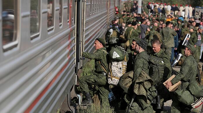 Teilmobilmachung: Russische Rekruten steigen auf einem Bahnhof in der Region Wolgograd in einen Zug.