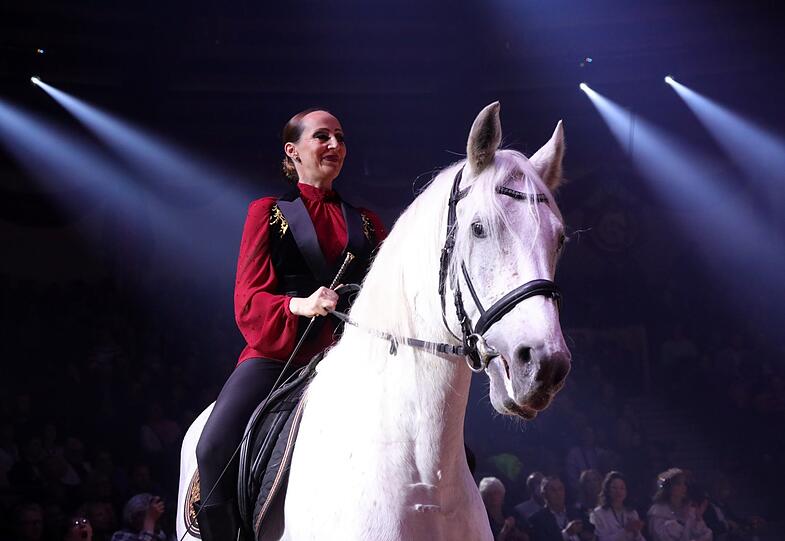 Zeigt hoch zu Ross beziehungsweise Lipizzanerhengst die Eleganz der Hohen Schule: Krone-Direktorin Jana Mandana Lacey-Krone.