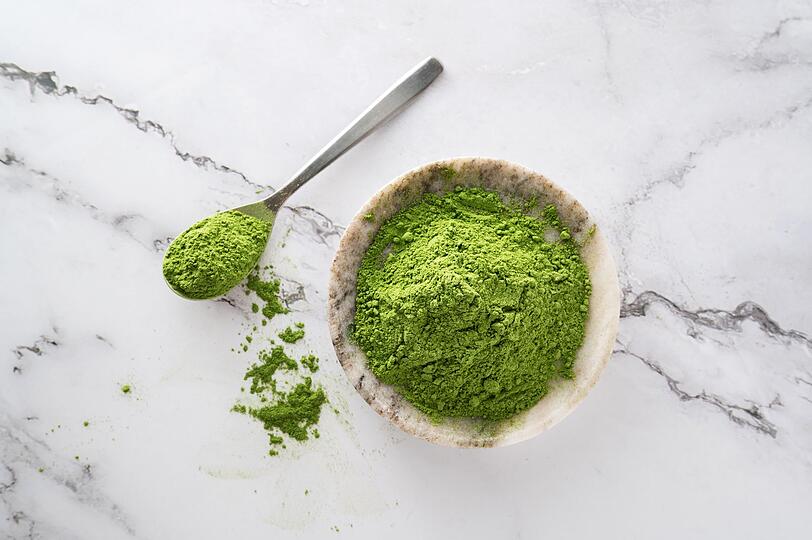 Hochwertiger Matcha l&auml;sst sich nicht nur an Bio-Siegeln erkennen, sondern auch an seiner kr&auml;ftigen, leuchtend gr&uuml;nen Farbe. Nehmen Sie anfangs nicht zu viel Matcha zu sich. Eine bis zwei Portionen pro Tag reichen v&ouml;llig aus. Au&szlig;erdem sollte Matcha nicht erst sp&auml;t am Abend getrunken werden, weil das enthaltene Koffein nachts wach halten kann.