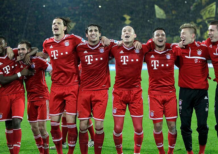 Die Bayern-Stars jubeln nach dem 3:0-Sieg gegen Dortmund.