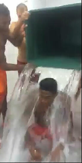 David Alaba bekommt keinen Eimer sondern ein Tonne Wasser über den Kopf! Die Bilder...