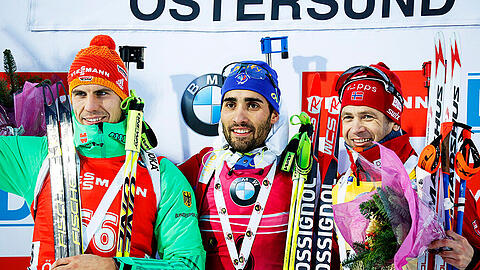 Der Franzose Martin Fourcade (Mitte) siegte im 10-km-Sprint vor Arnd Peiffer (links) und Ole Einar Björndalen aus Norwegen.