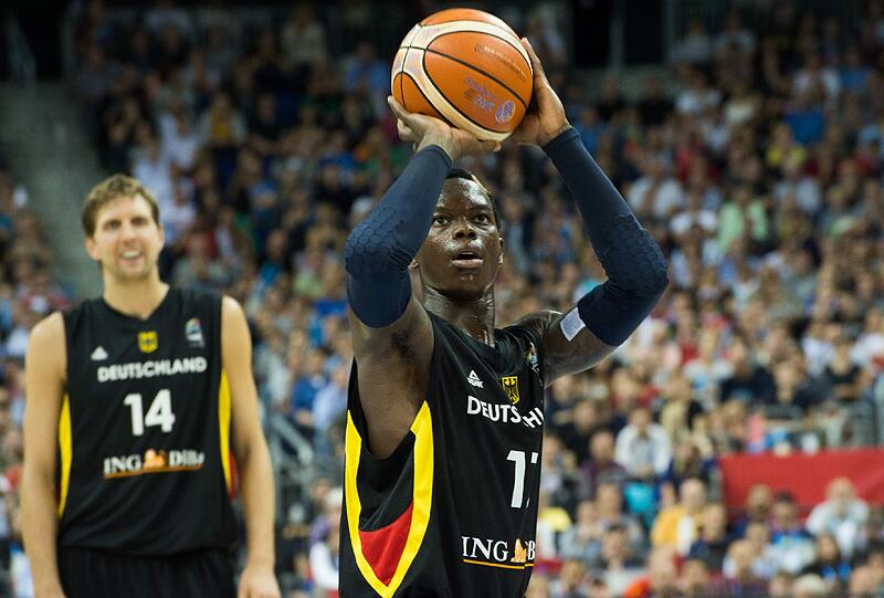 Zwei Deutsche, zwei Basketball-Generationen - spielen Dennis Schröder und Dirk Nowitzki (im Hintergrund) nochmal zusammen bei einer Olympia?