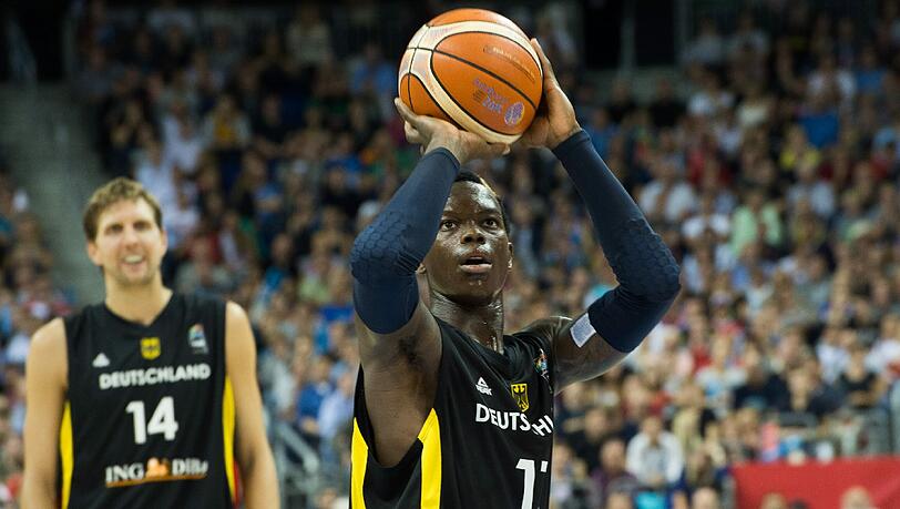 Zwei Deutsche, zwei Basketball-Generationen - spielen Dennis Schröder und Dirk Nowitzki (im Hintergrund) nochmal zusammen bei einer Olympia? Zwei Deutsche, zwei Basketball-Generationen - spielen Dennis Schröder und Dirk Nowitzki (im Hintergrund) nochmal zusammen bei einer Olympia?